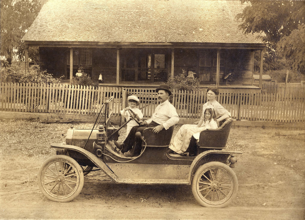 Ford Model T Tourabout, c. 1910 Flickr/William Creswell