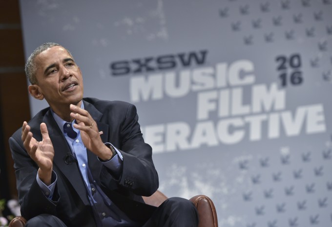 US President Barack Obama (R) speaks during a South by Southwest Interactive at the Long Center for Performing Arts in Austin, Texas on March 11, 2016. / AFP / Mandel Ngan 