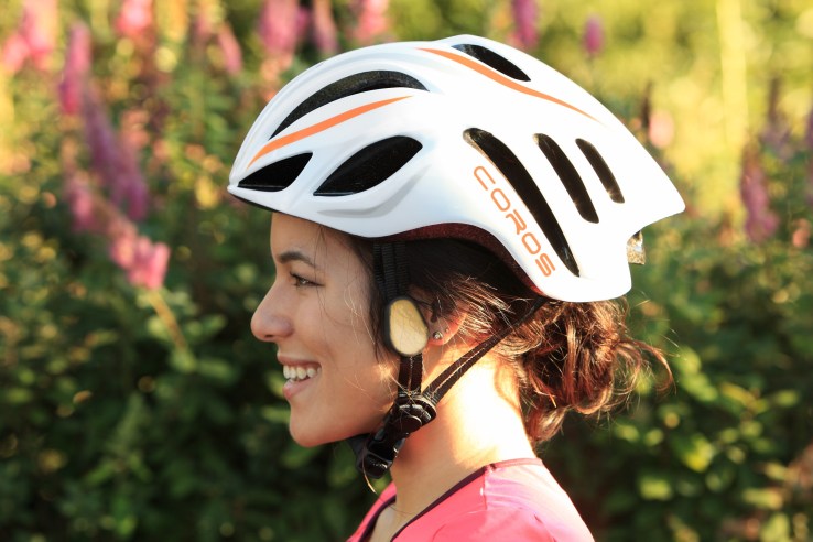 image-coros-linx-smart-cycling-helmet-woman-side-profile