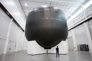 SpaceX carbon fiber oxygen tank model for ITS booster / Image courtesy of SpaceX